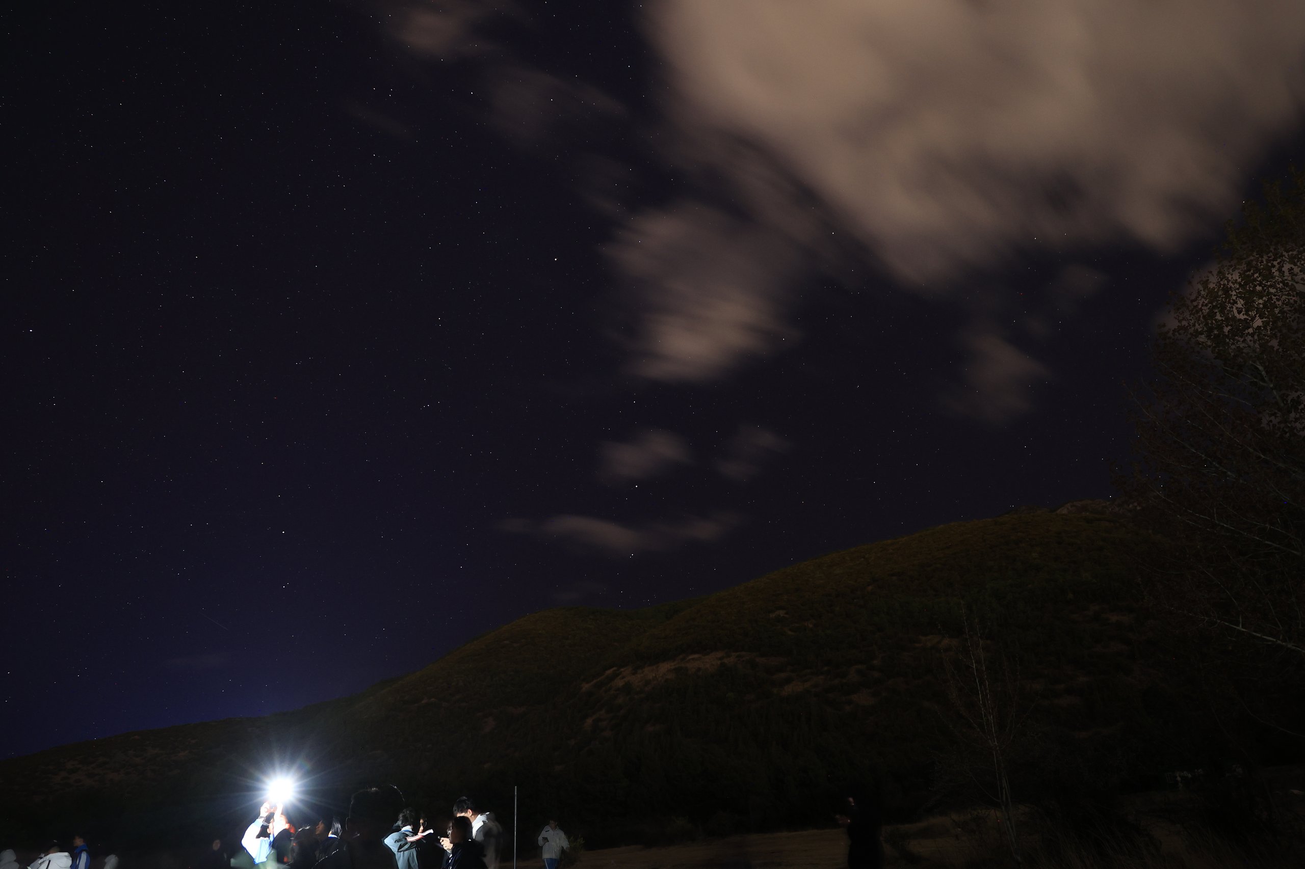 摄影：夜景 · 夜晚，夜晚夜幕降临，灯火与星光交织，低光环境，光线柔和细腻。