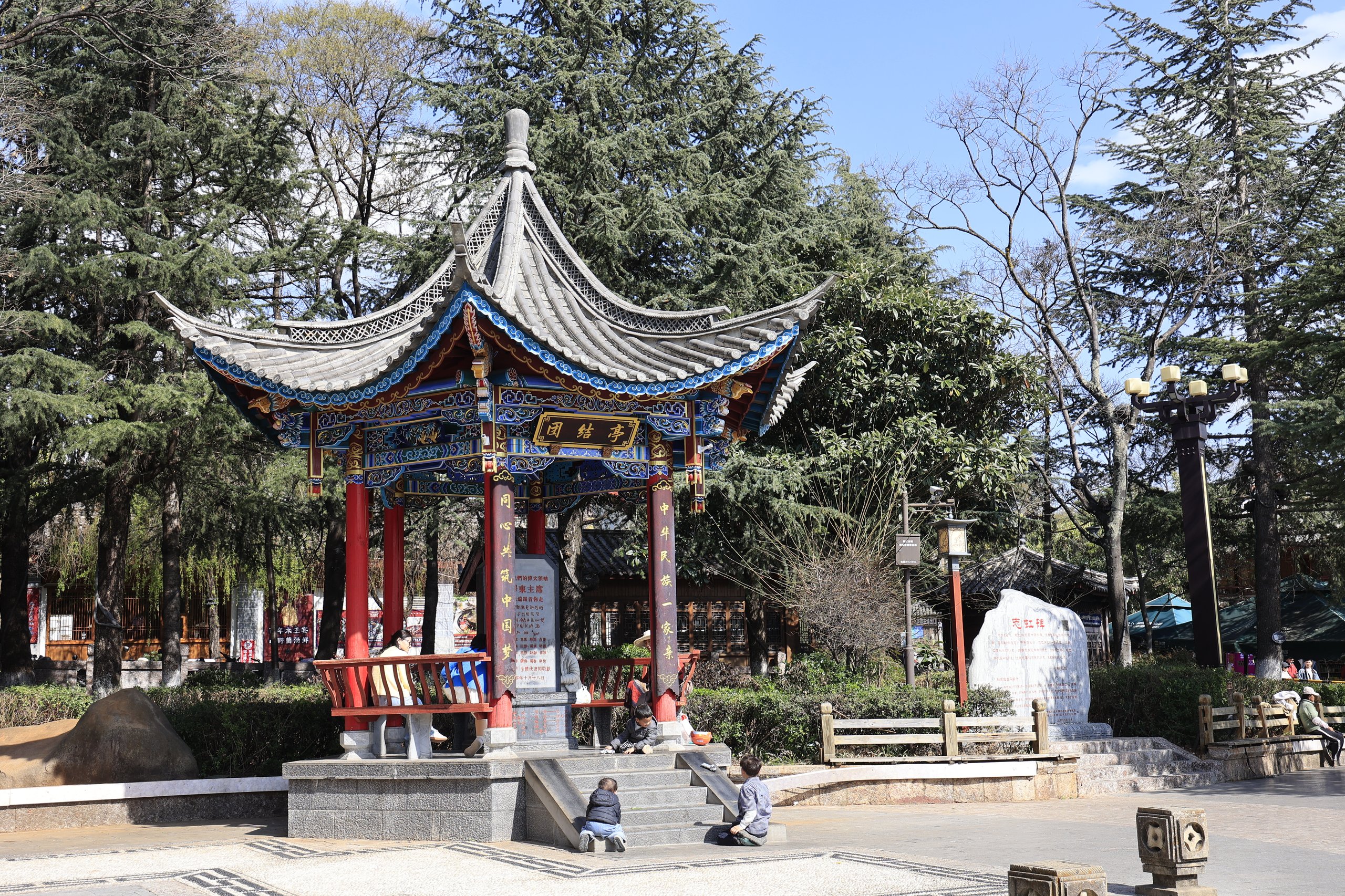 摄影：黄金时段 · 黄昏，黄昏黄昏暖调，金色光线染遍万物，纯净低感光度，成像细腻。